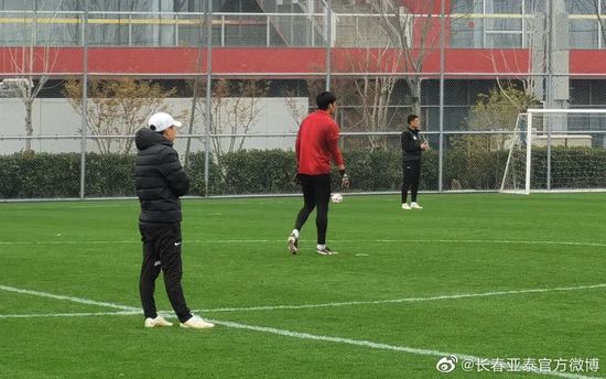 她还批评了贝拉·路高西的影迷们(他的所有影迷都是男孩—一没有女孩。